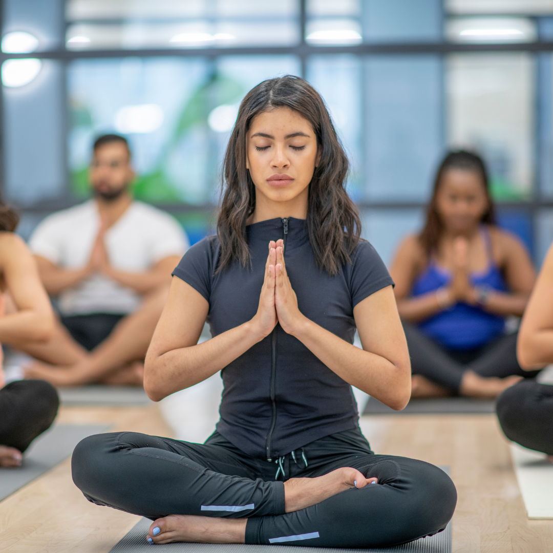 Mejorando tu experiencia de Yin Yoga con accesorios